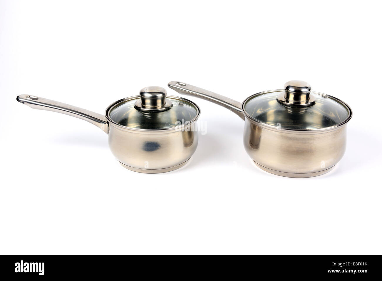 Zwei Edelstahl Kochtopf mit Glasdeckel vor einem weißen Hintergrund Stockfoto