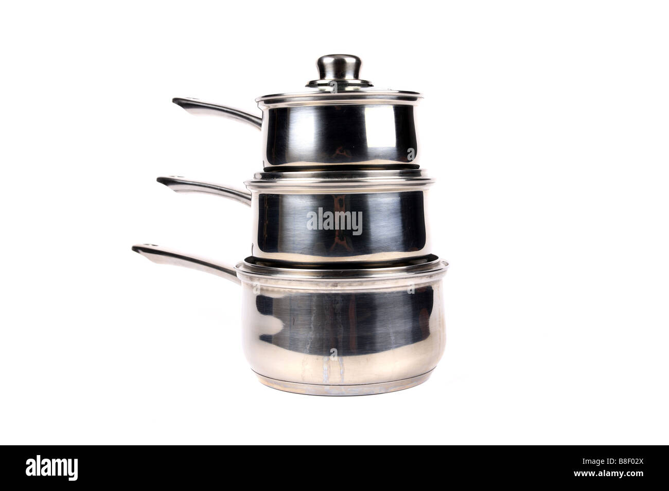 Drei Edelstahl Töpfe ohne Deckel vor einem weißen Hintergrund Stockfoto