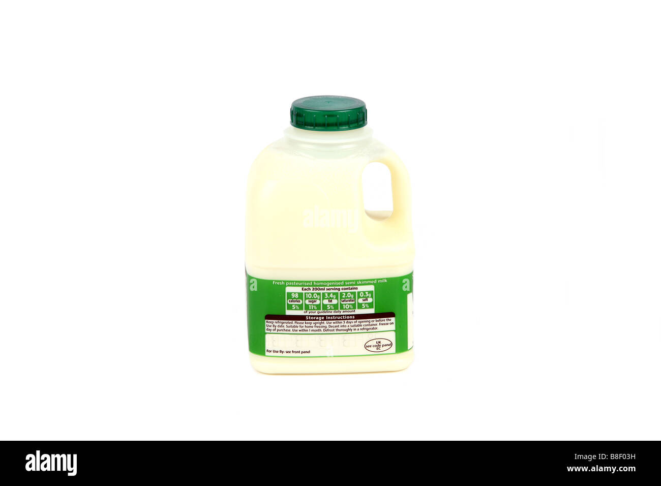 Ein Pint halb Magermilch in einem Plastikbehälter zeigt die Nährwerte auf dem Etikett Stockfoto