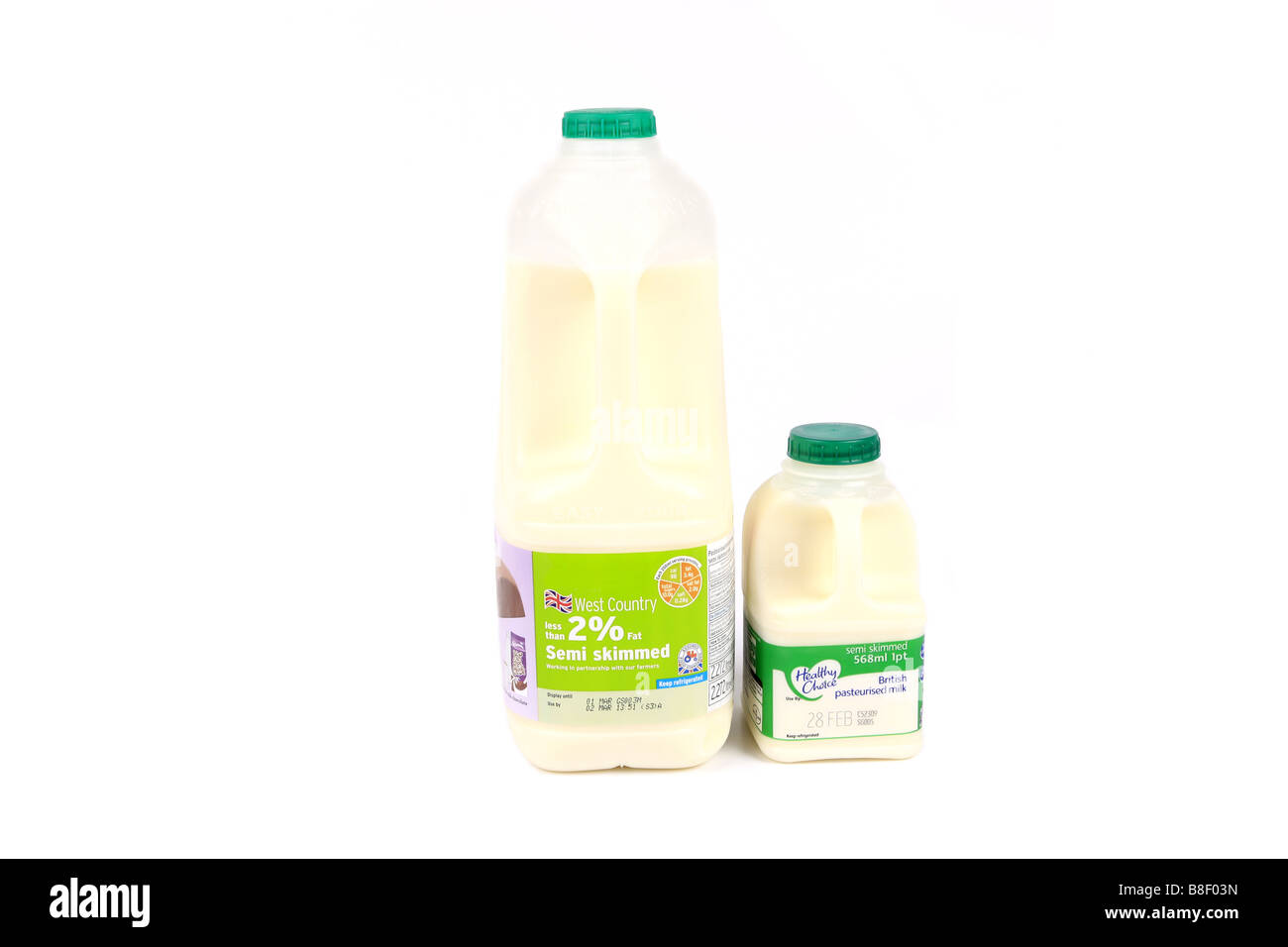 Ein Pint und vier Pints halb Magermilch in Plastikbehältern zeigt die Nährwerte auf dem Etikett Stockfoto