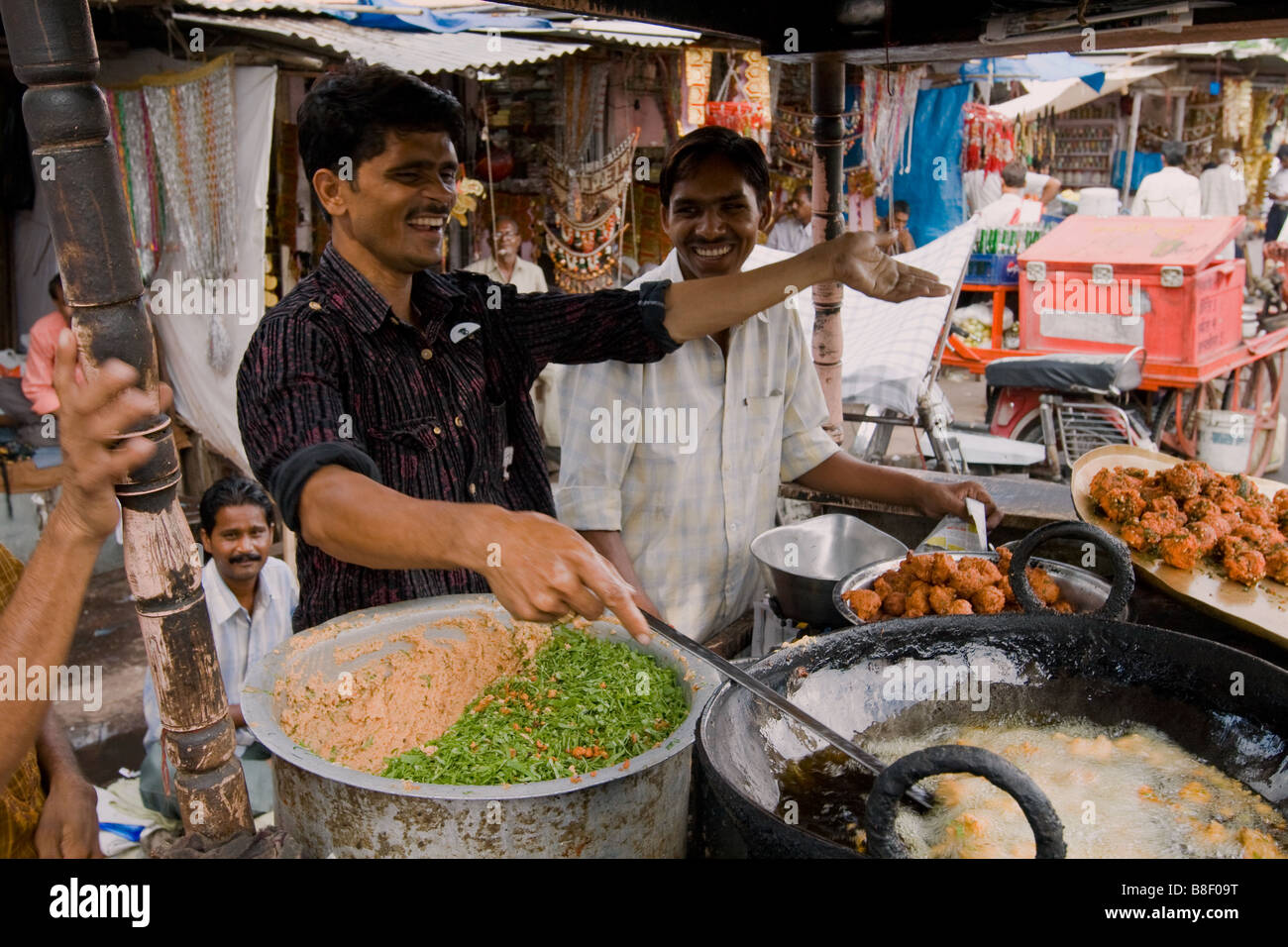 Indische Imbissstände am belebten Straße stand im Markt, Jaipur, Indien Stockfoto