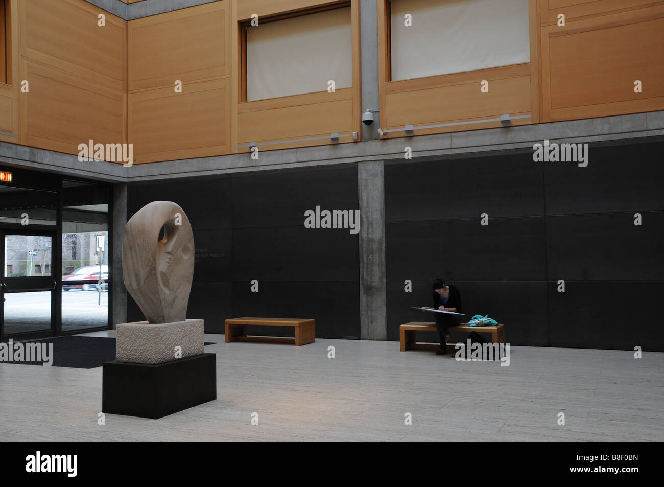 Der Eingang des Yale Center for British Art in New Haven, Conn mit einer Skulptur von Barbara Hepworth. Stockfoto