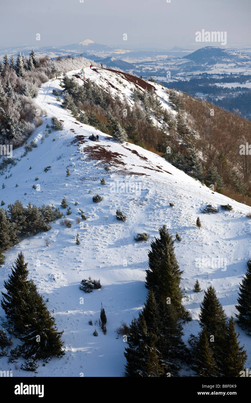 Im Winter ist der Gipfel "Puy De La Vache" (Puy de Dôme - Frankreich). Le Puy De La Vache En Hiver (Puy-de-Dôme 63 - Auvergne - Frankreich) Stockfoto