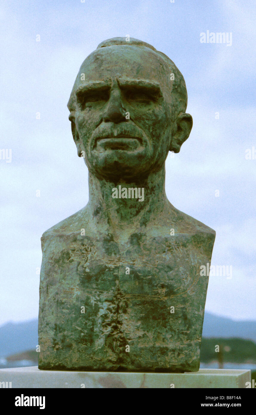 Büste/Statue des griechischen Autor/kretischen Schriftstellers: Nikos Kazantzakis in Stoupa Dorf, Halbinsel Mani, Peloponnes, Griechenland. Stockfoto