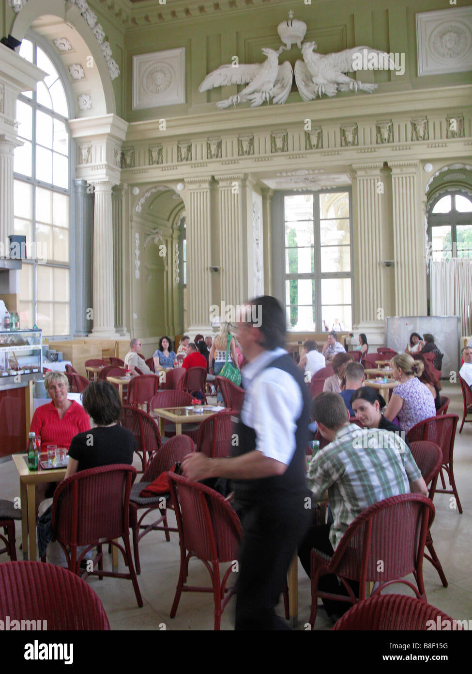 Beschäftigt Interieur des die Gloriette Café Schönbrunn Palace in der Nähe von Wien Stockfoto