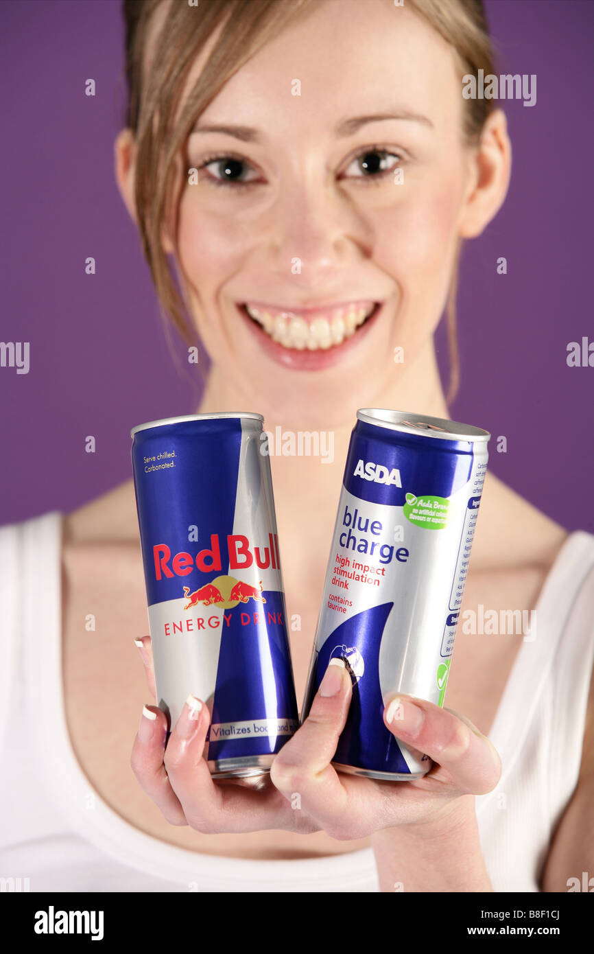 Modell hält Asda Eigenmarken und Markenartikel Energy-drinks Stockfoto Modell hält Asda Eigenmarken und Markenartikel Energy-drinks Stockfoto