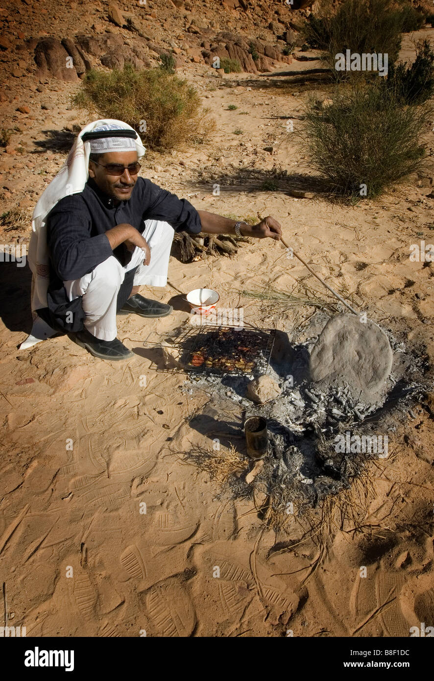 ein Beduine männlichen backt Brot in der Wüste in Ägypten Stockfoto