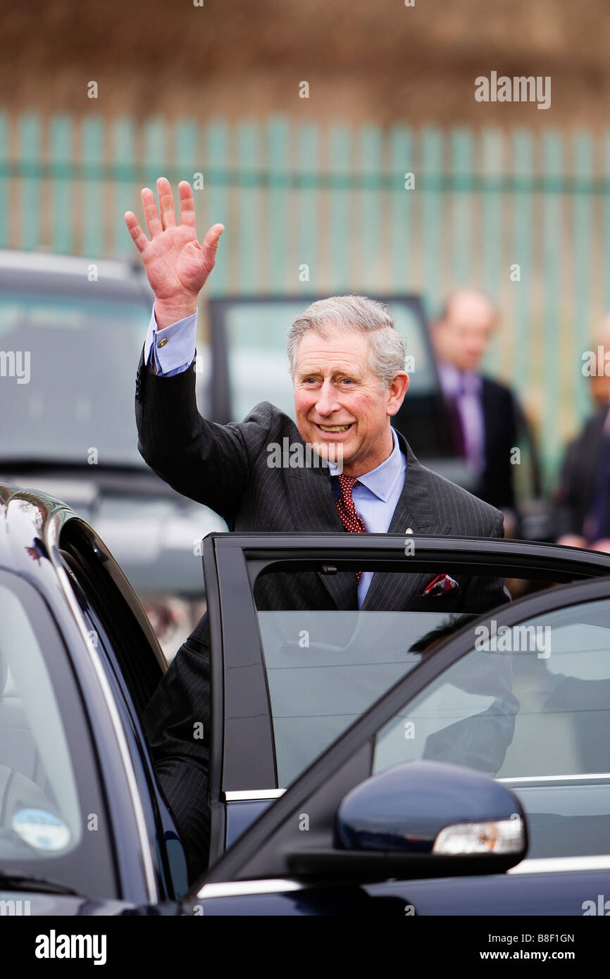 HRH Prinz Charles winkt Unterstützer wie er seinen Dienstwagen nach einem Engagement in Nottingham tritt Stockfoto