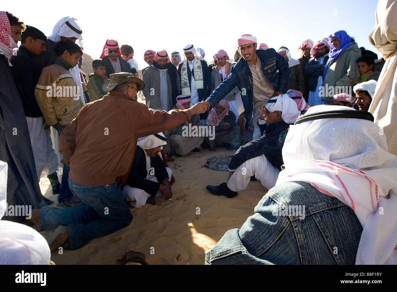 Zwei Beduinen Beamten schütteln Hände auf Zustimmung zu den Regeln und Vorschriften der jährliche Kamelrennen in Ägypten Stockfoto