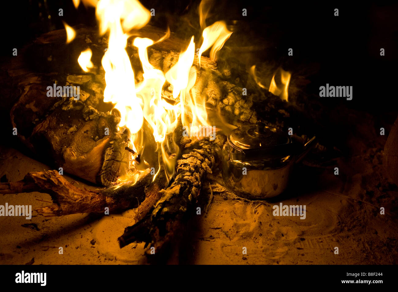 ein Chrom-Wasserkocher in einem Lagerfeuer in Ägypten Stockfoto