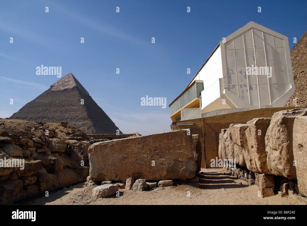 Die Pyramide des Chephren und Solar Boat Museum in Gizeh bei Kairo in Ägypten im Februar 2009 Stockfoto