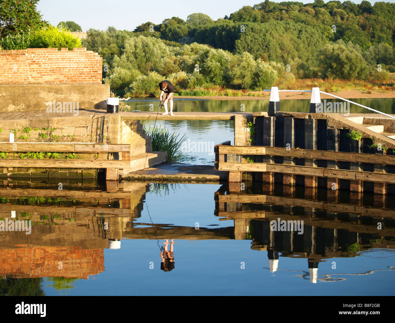 Ein kleiner Junge, Angeln an der Seite des Kanals an Beeston Marina in Nottinghamshire, England UK Stockfoto