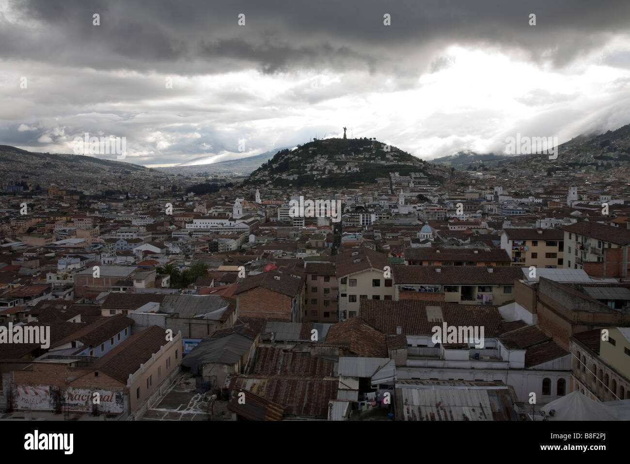 Blick auf die Stadt vom Basilika del Voto Nacional, Quito, Ecuador Stockfoto