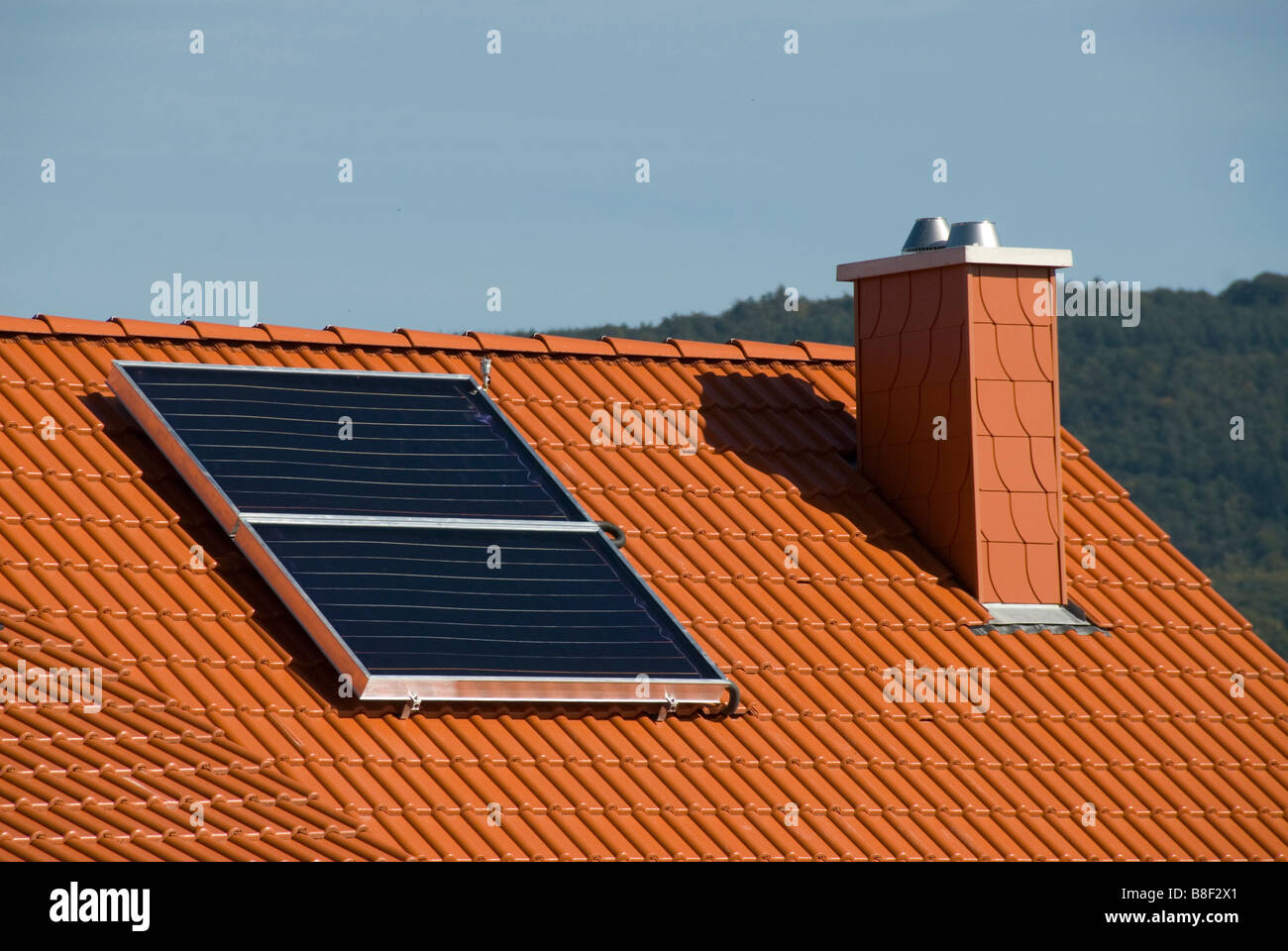 Solarkollektoren in einem modernen ökologischen Haus Stockfoto