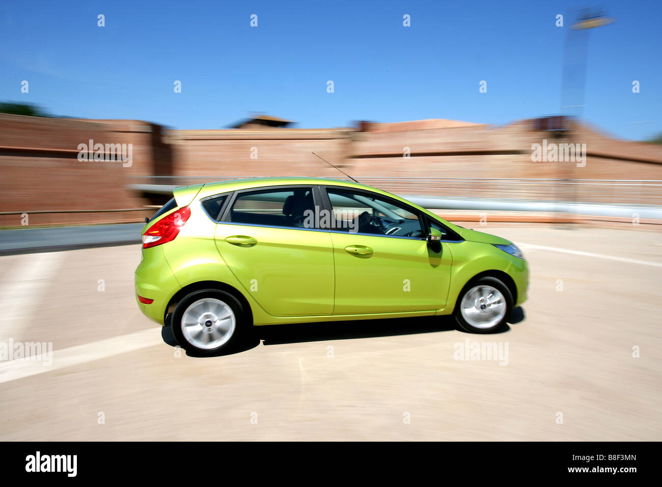Eine Limette grün Ford Fiesta rund um die italienische Stadt von Siena fährt Stockfoto