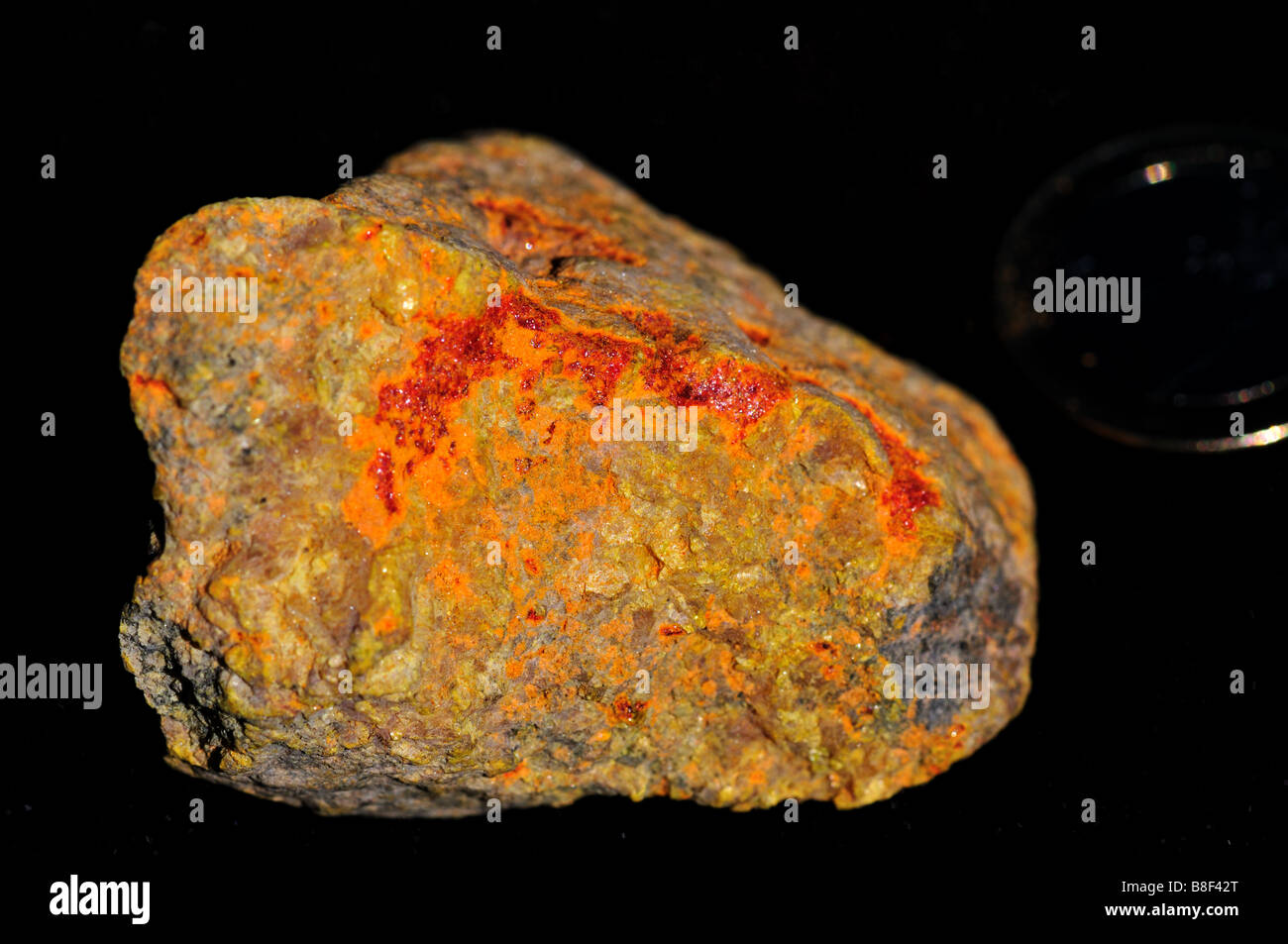 Mischung aus Mineralien Realgar (As4S4) und Rhusma (As2S3). Stockfoto