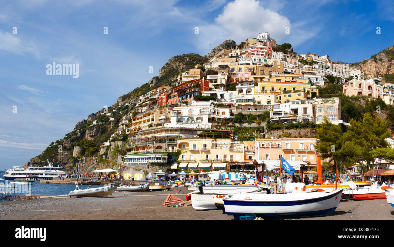 Malerischer Blick auf Positano Beach mit Fischerboot und die Klippe Häuser von Positano, Amalfi, Italien Caost Stockfoto