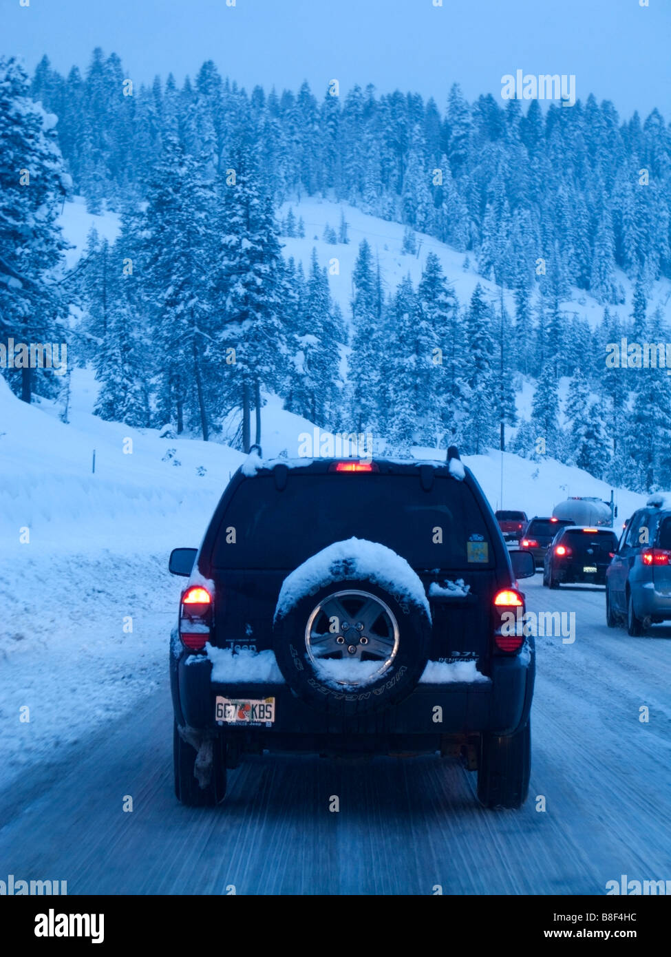 SUV im Winter-Stau auf dem Schnee bedeckt US Interstate 80 am Donner Pass von Lake Tahoe Ski-Gebiete in die SF Bay Area Stockfoto