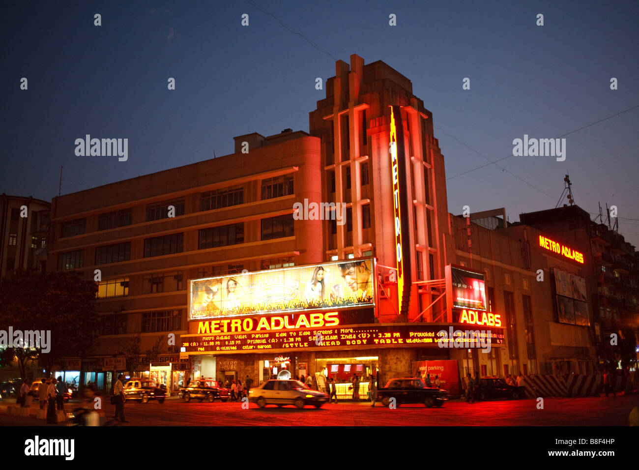 Der Bau der Metro großes Kino in Mumbai, Indien in der Nacht, früher bekannt als Metro Adlabs Kino, einem berühmten multiplex Stockfoto