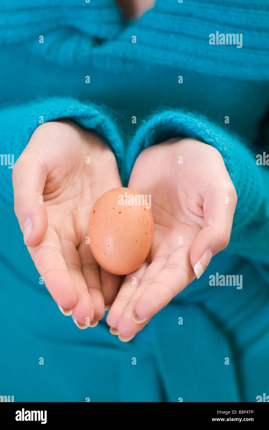 Nahaufnahme eines Weibes Hände halten ein Ei Stockfoto