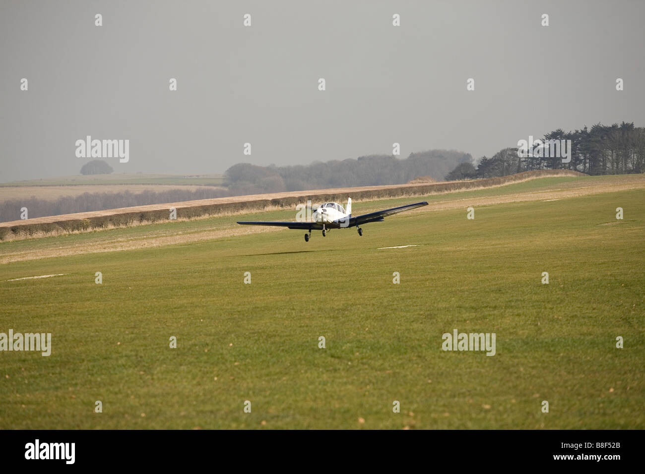 Flugplatz Flugzeug Landung fliegen fliegen Gang Flugzeug Uk Stockfoto
