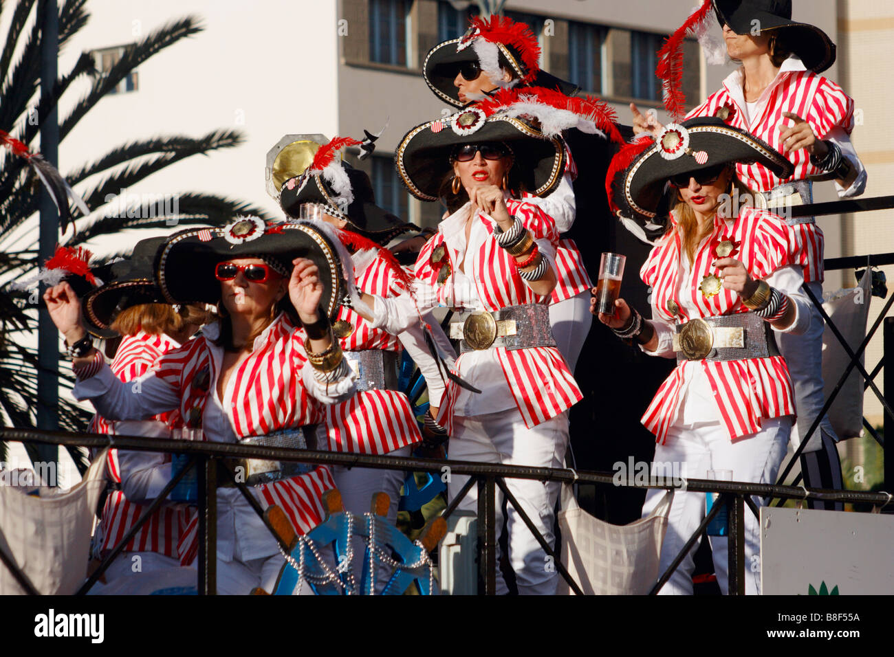 Spanische Frauen im Kostüm auf der 2009 Las Palmas Karneval auf Gran Canaria. Das Thema Karneval war Piraten. Stockfoto