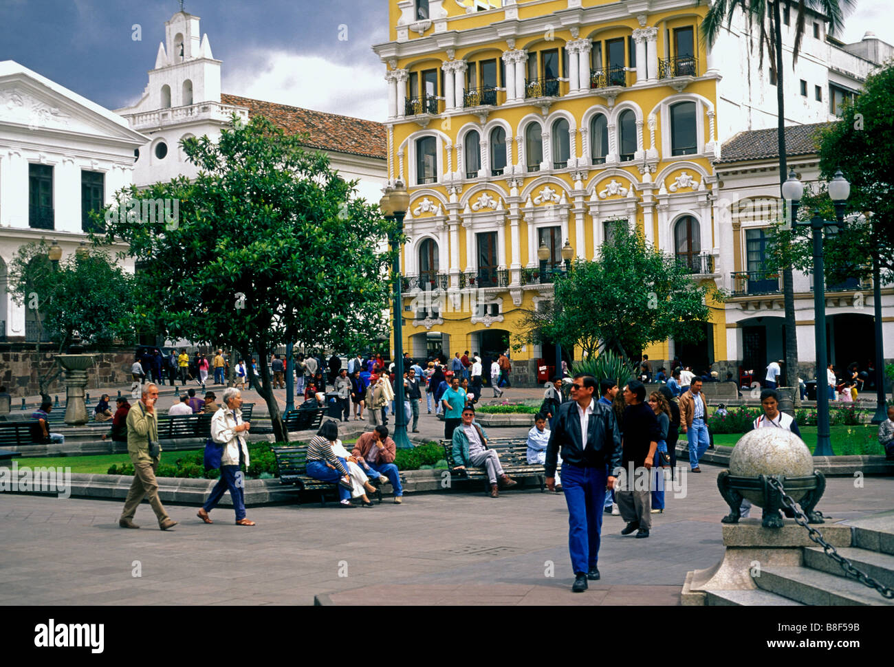 Ecuadorans, ecuadorianischen, Menschen, öffentlichen Platz, der Plaza de la Independencia, Independence Square, Calle Chile, Quito, Provinz Pichincha, Ecuador Stockfoto