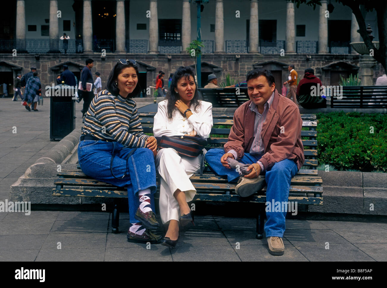 Ecuadorianischen Volk, erwachsenen Frauen, erwachsenen Mann, Freunde, Presidential Palace, Plaza de la Independencia, Quito, Provinz Pichincha, Ecuador, Südamerika Stockfoto