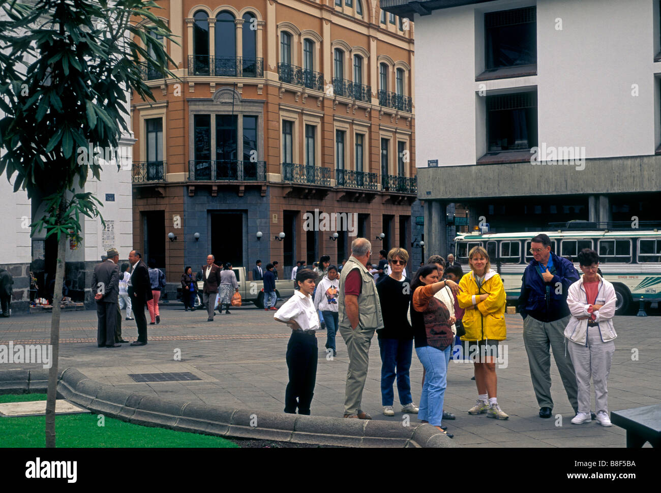 Leute, Touristen, geführte Tour, entlang der Calle Chile, der Plaza de la Independencia, Quito, Provinz Pichincha, Ecuador, Südamerika Stockfoto