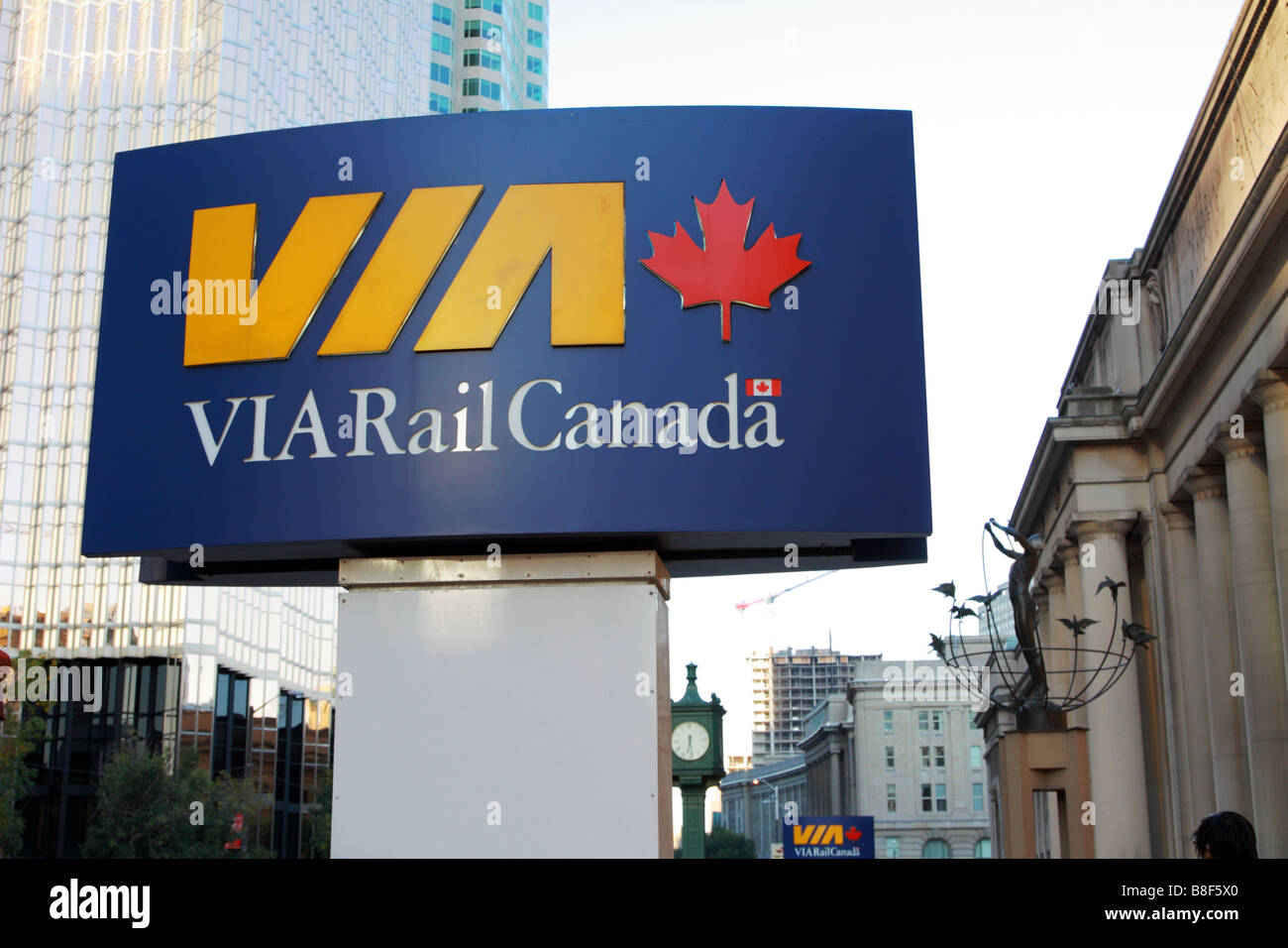 VIA Rail Canada Zeichen außerhalb der Union Station auf Front Street Toronto Ontario Kanada Stockfoto