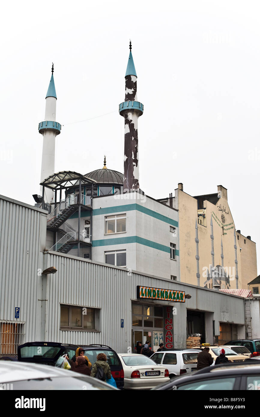 Centrum Moschee Merkez Camii und Linde-Bazar in der Innenstadt von Hamburg, Deutschland Stockfoto