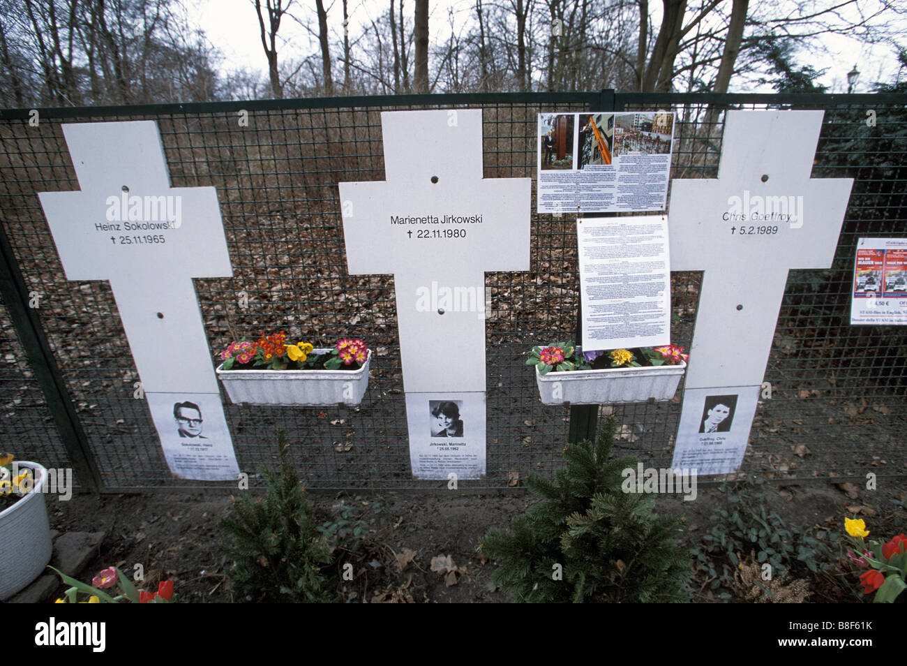 Gedenkstätte überquert für die Opfer der ostdeutschen Soldaten in West-Berlin Deutschland Stockfoto
