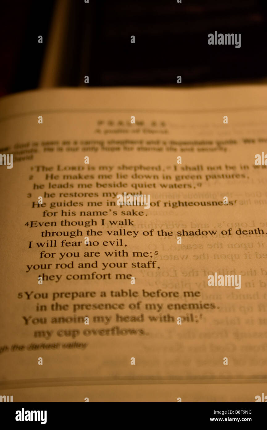 Eine Bibel öffnen zu Psalm 23. Stockfoto