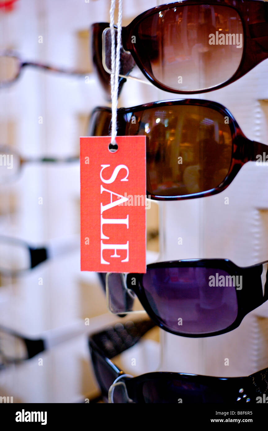 Nahaufnahme von einem Verkaufsschild hängt vor Sonnenbrillen Stockfoto