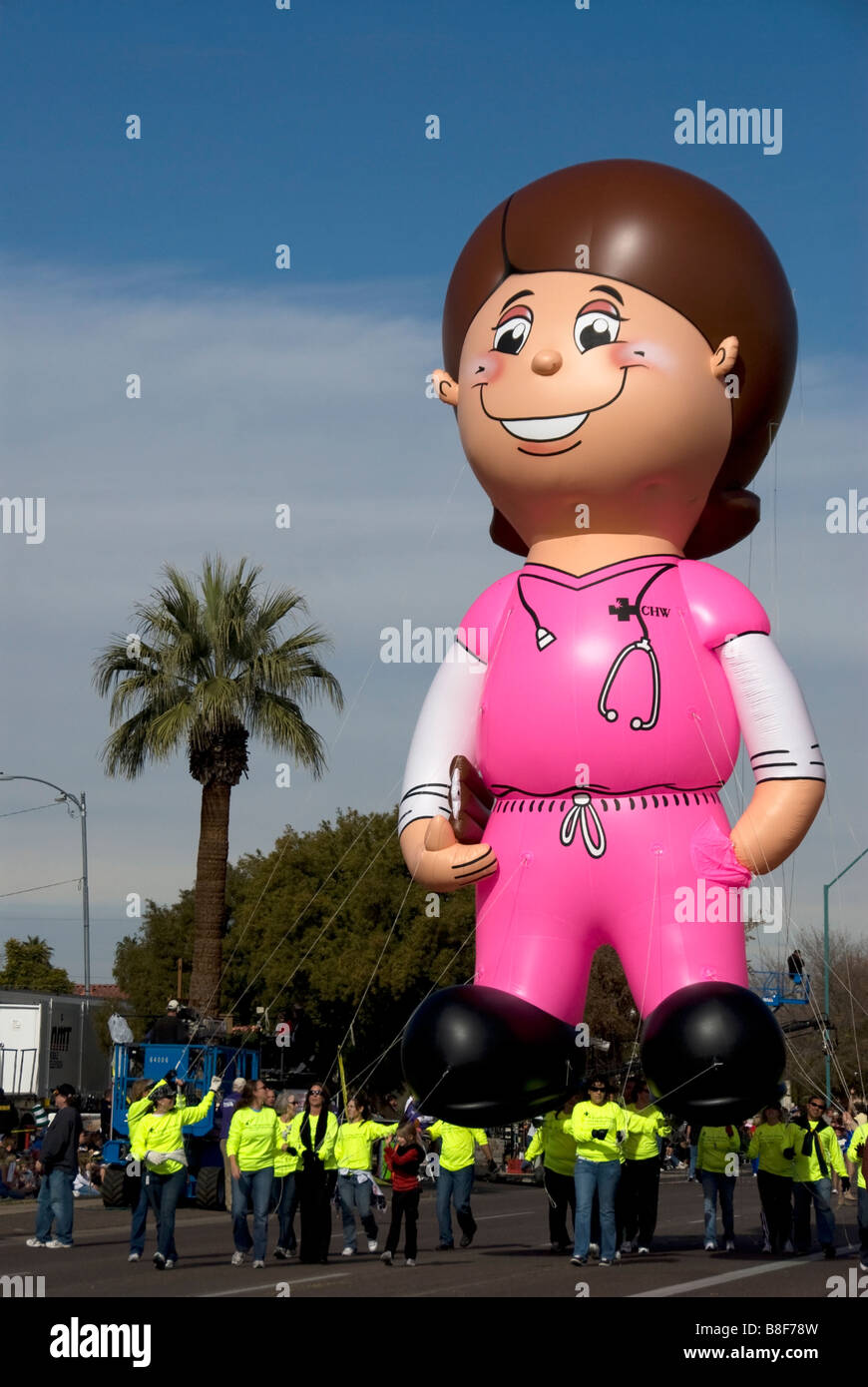 Nancy die Krankenschwester Ballon im Fiesta Bowl Parade Phoenix Arizona, USA. St. Joseph's Hospital bringt die gigantische Krankenschwester zur Parade jedes Jahr. Stockfoto