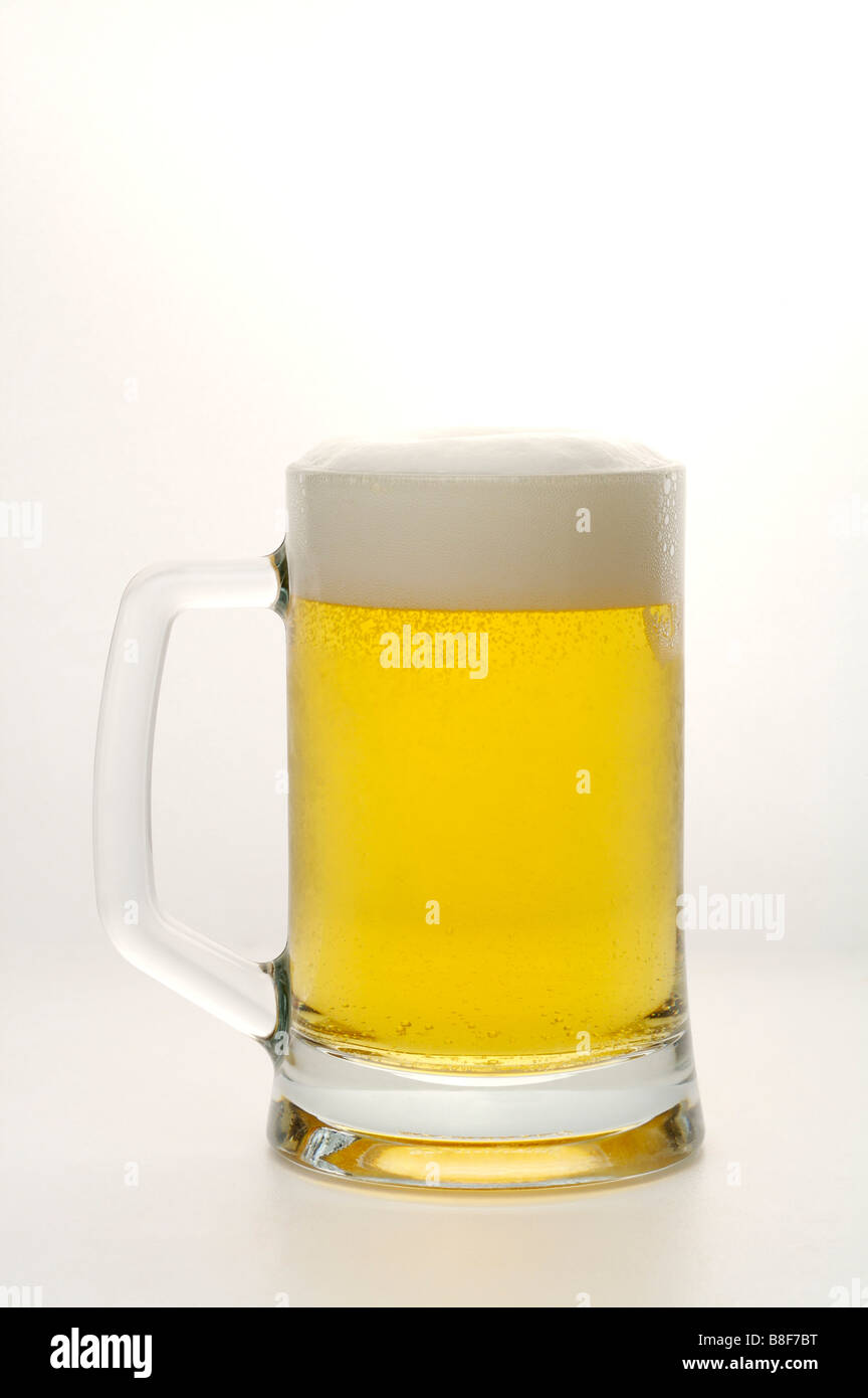 Aufschäumen Bier in einen Bierkrug Stockfoto