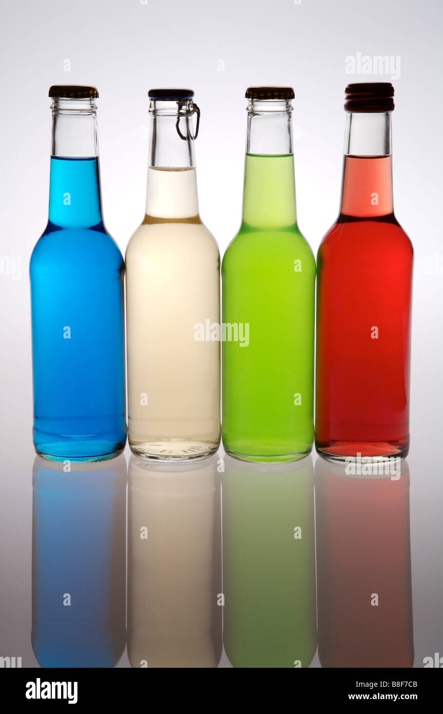 Vier Cocktails in Glasflaschen, die hintereinander aufgereiht Stockfoto
