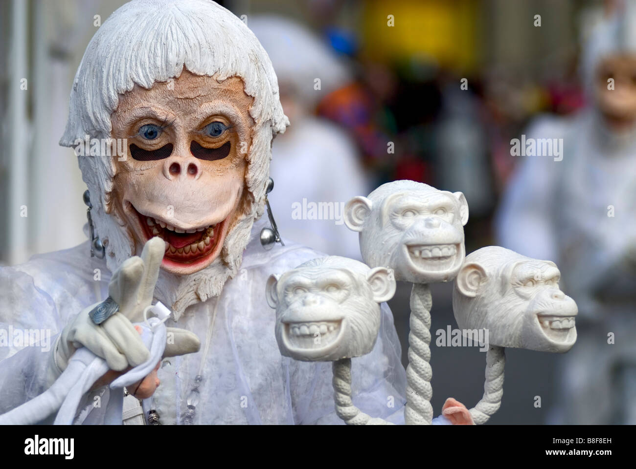 Bild einer lustigen weißen Affen Karneval Kostüm während der Fasnacht in Luzern, Schweiz Stockfoto