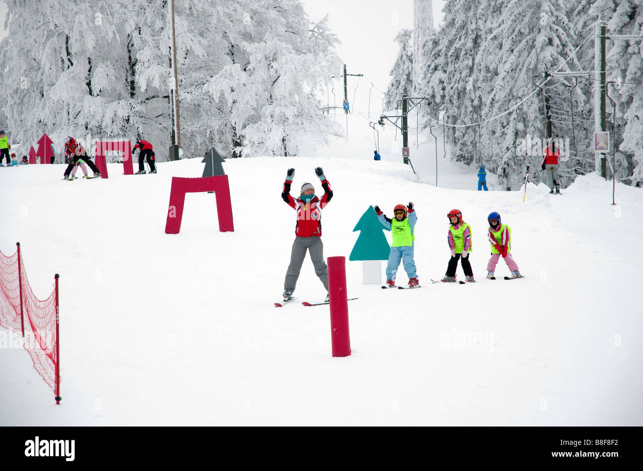 Gruppe der Kinder im Skikurs Stockfoto