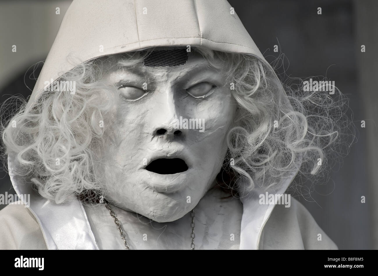 Weiße unheimlich und geheimnisvoll Karnevalskostüm während der Fasnacht in Luzern. Stockfoto