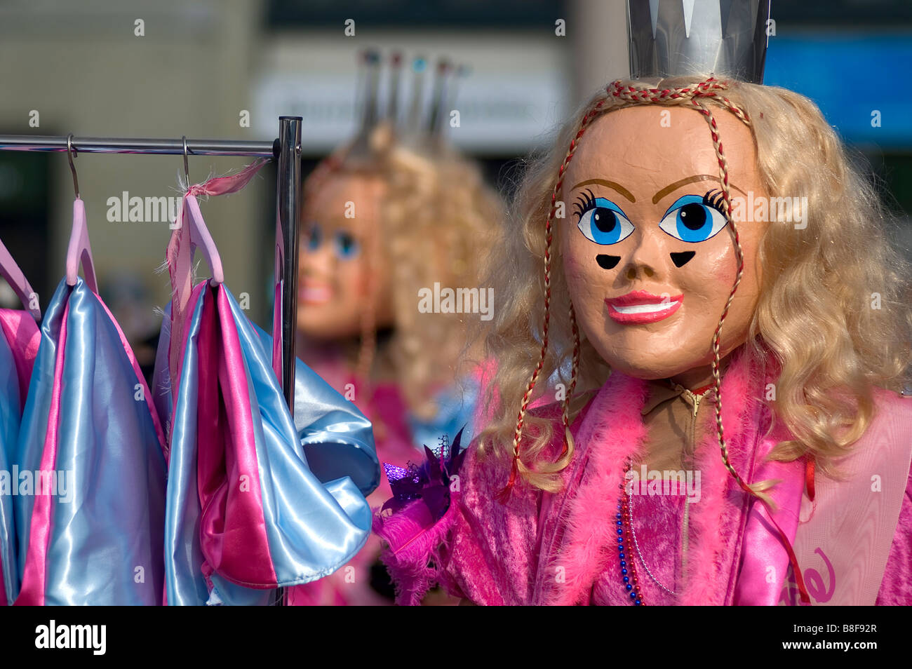 Bild von einem lustigen Barbie Karnevalskostüm während der Fasnacht in Luzern Schweiz Stockfoto