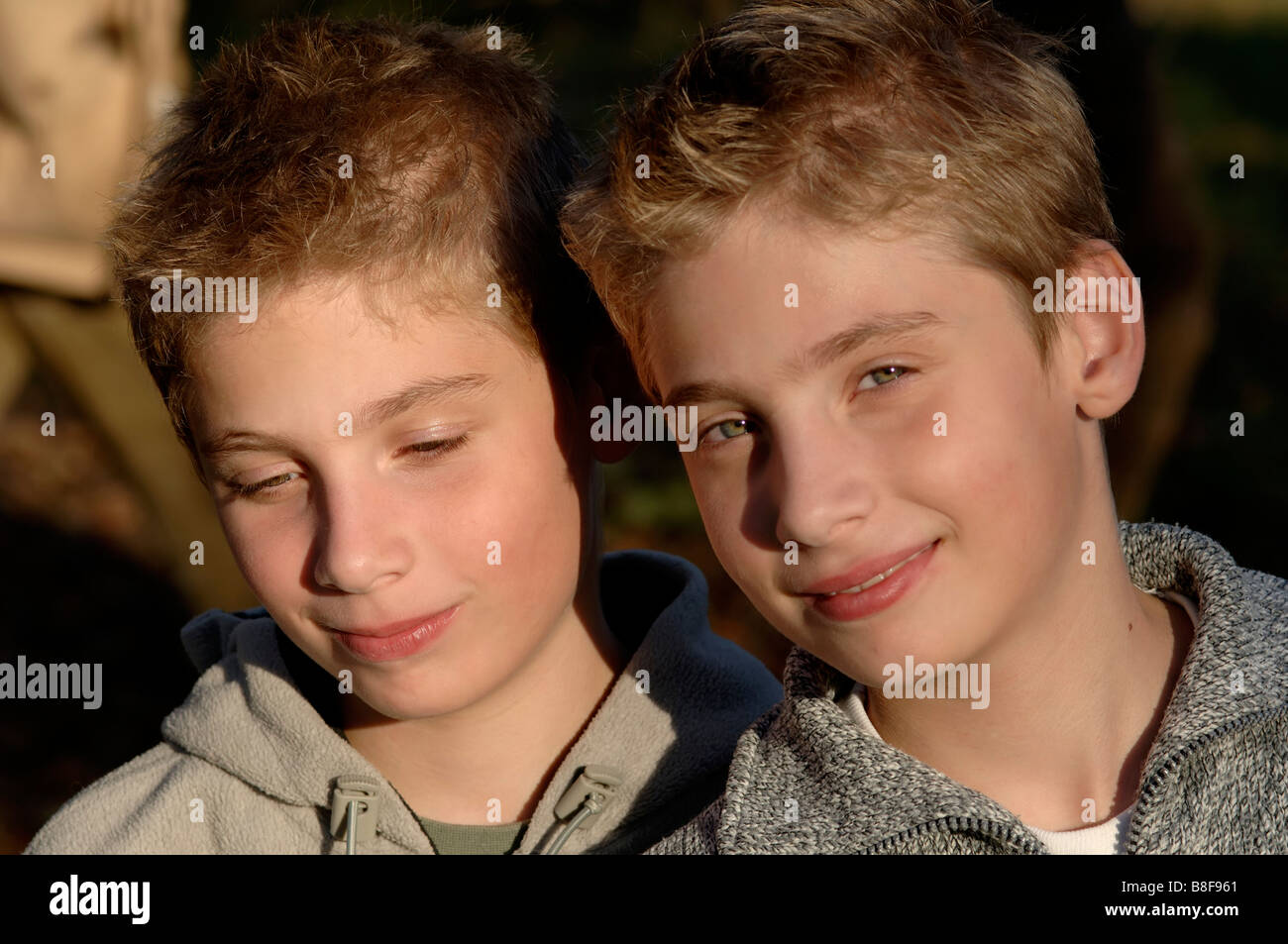 Zwillinge Identisch Stockfotos Und Bilder Kaufen Alamy