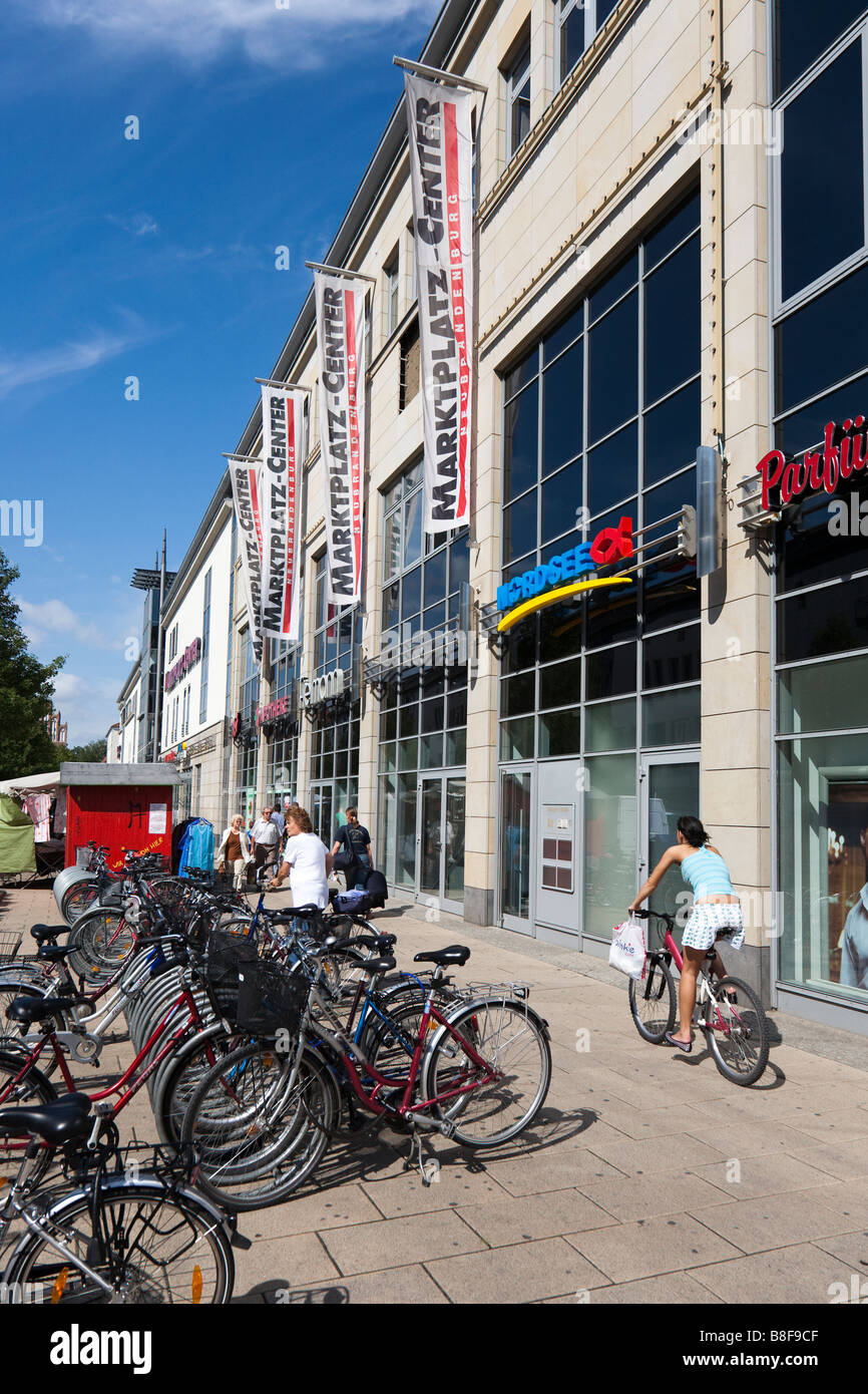 Heck-Fahrradträger außerhalb der Markthalle Neubrandenburg Deutschland Stockfoto