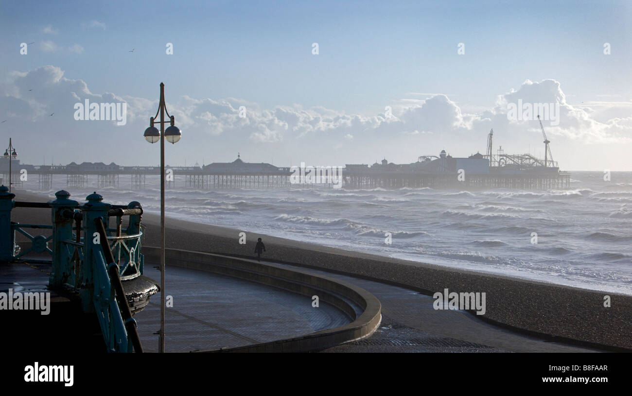 Brighton Pier, früher bekannt als die "Palace Pier" bei Tagesanbruch. Strand von Brighton, England Stockfoto