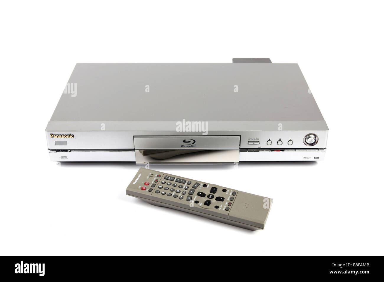 Ein DVD Blu Ray Digital TV Recorder und eine Fernbedienung vor einem weißen Hintergrund Stockfoto