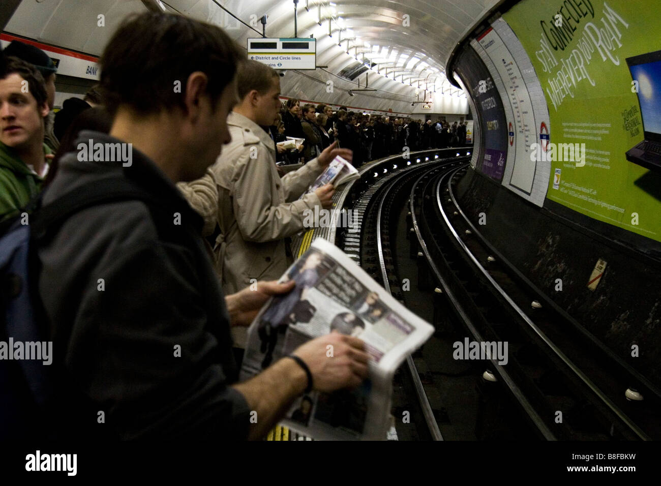 Bank-Station mit der U-Bahn während der Rush Hour am Abend. Stockfoto