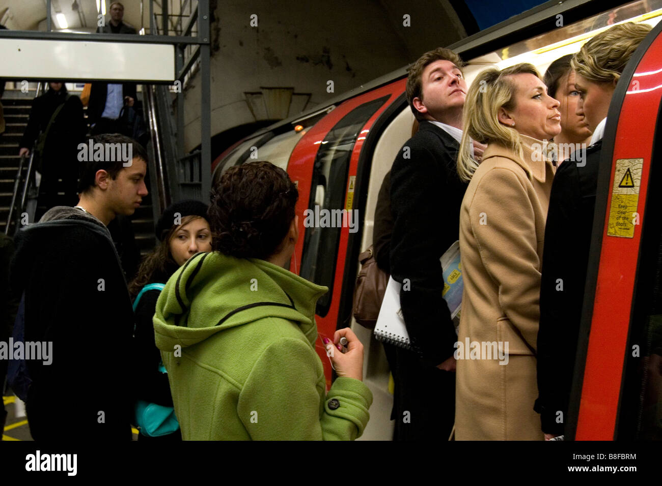 Pendler warten auf eine Londoner u-Bahn betreten während der Rush Hour. Stockfoto