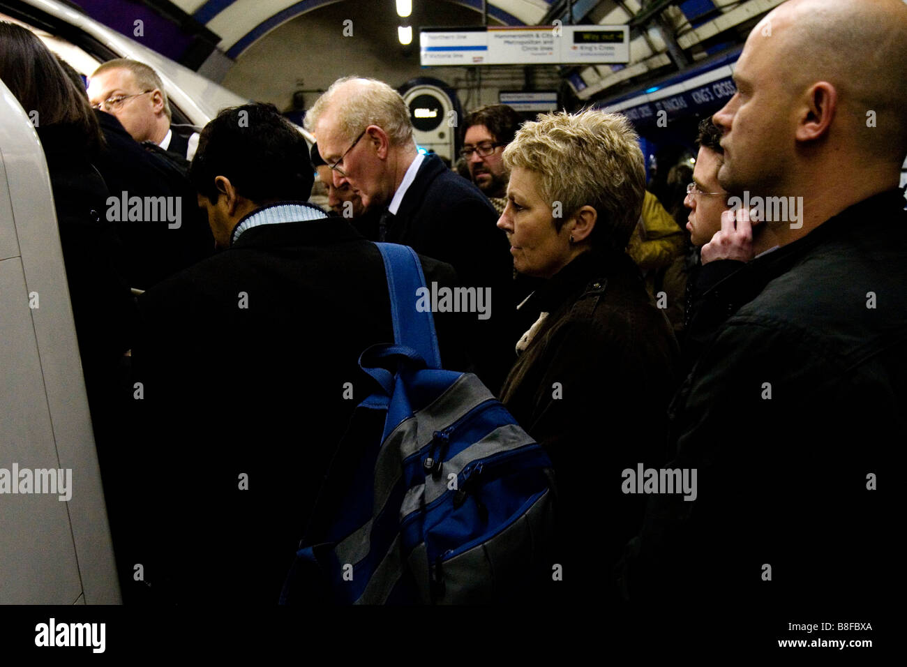Pendler warten auf eine Londoner u-Bahn betreten während der Rush Hour. Stockfoto