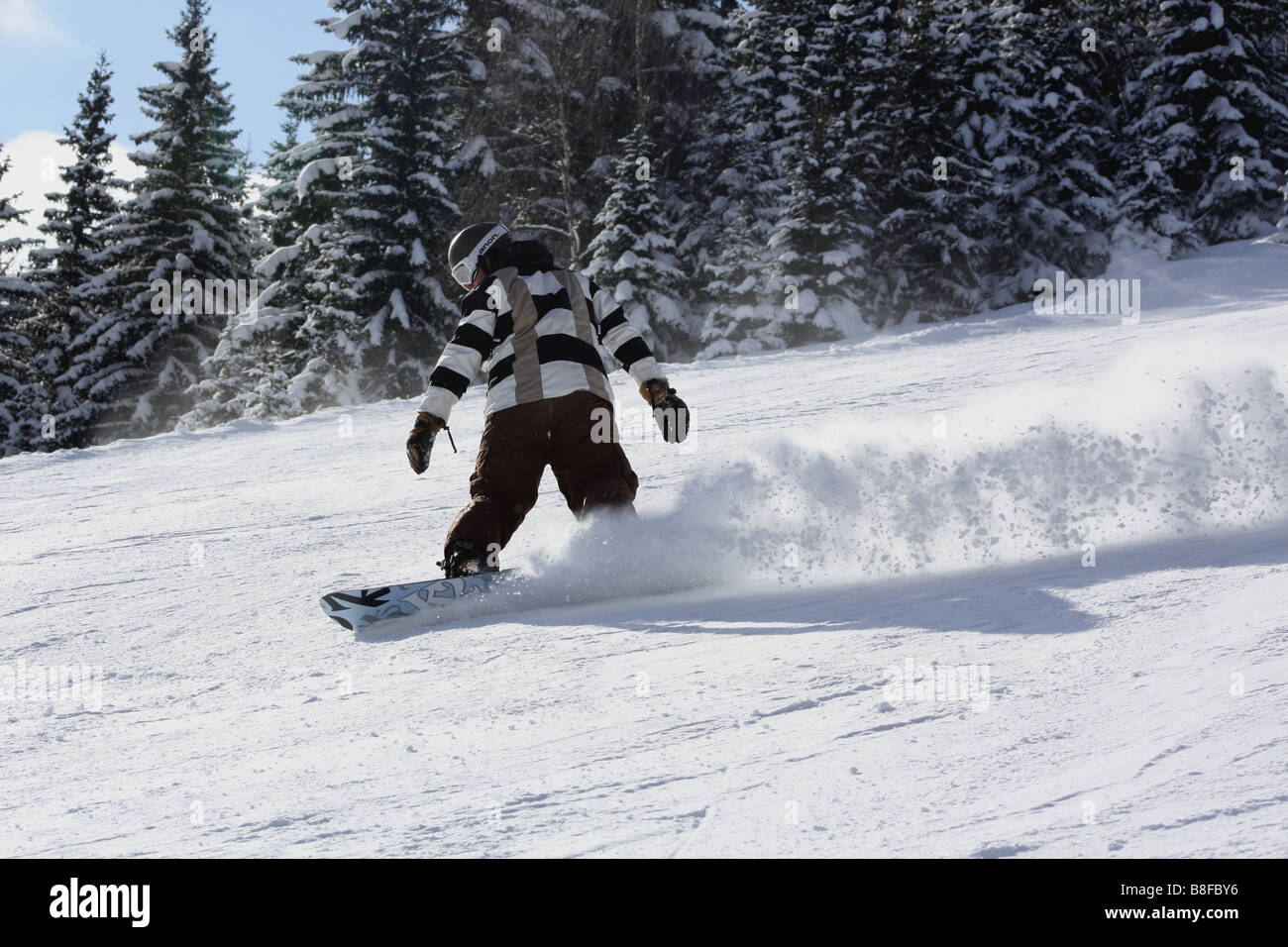Jugendlicher Snowboarder Zehe-Kante an einem Hang auf eine knackige Februartag in der französischen Ortschaft Meribel schnitzen. Stockfoto