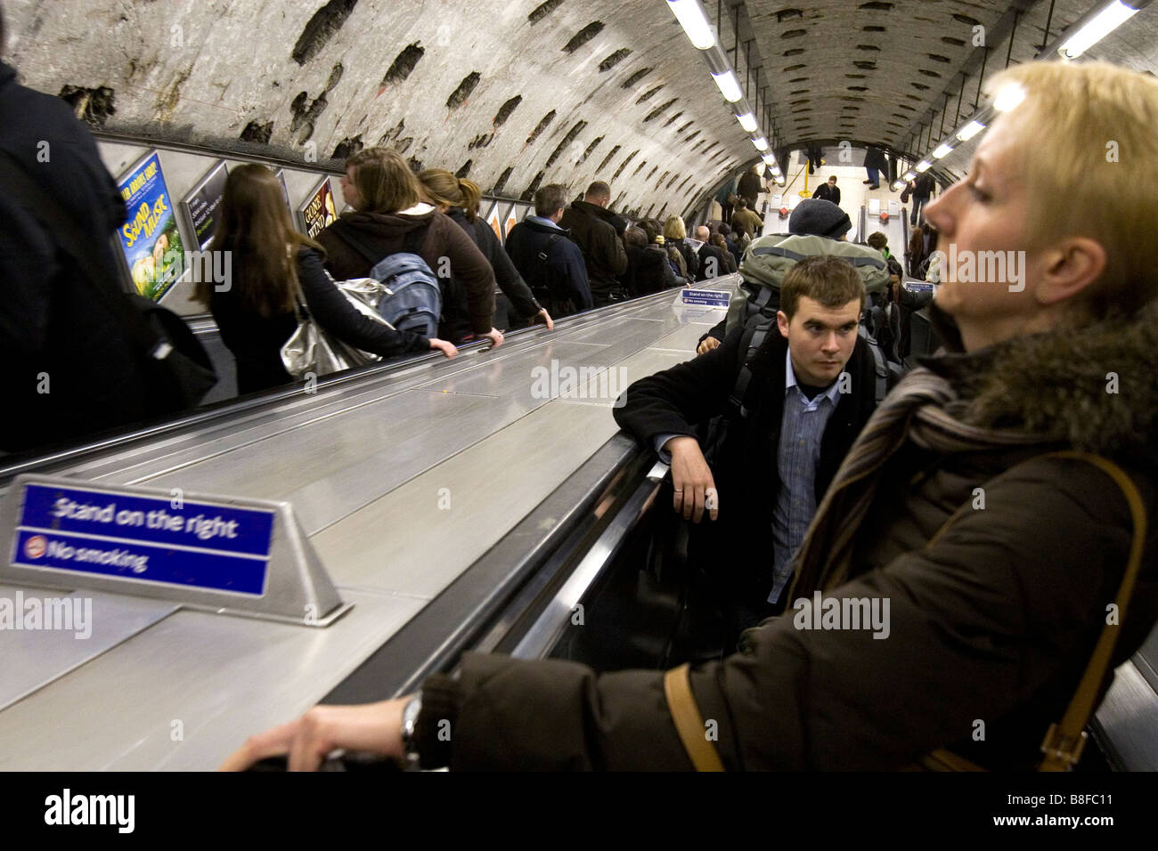 Pendler auf der Londoner U-Bahn Rolltreppe während der Rush hour Stockfoto